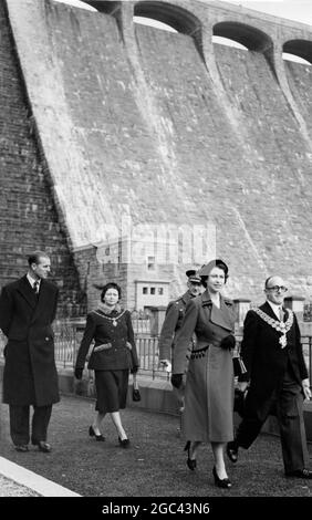 Elan Valley, Radnorshire: Königin Elizabeth II. Und DKE von Edinburgh haben offiziell den neuen Stausee der Birmingham City Corporation am Fluss Claerwen im Elan Valley eröffnet. Foto zeigt: Königin Elizabeth verlässt das Ventilhaus, nachdem sie von oben aus in den Damm (im Hintergrund) hinuntergegangen ist. Mit ihr ist der Oberbürgermeister von Birmingham, Alderman W T Bowen. Der Herzog von Edinburgh wird von der Lady Mayoress und dem Lord Lieutenant of Breconshire Major S T Raikes begleitet. 24. Oktober 1952 Stockfoto