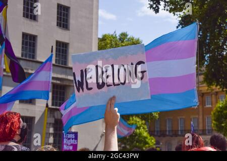 London, Großbritannien. August 2021. Demonstranten versammelten sich vor der Downing Street und forderten ein Ende der Diskriminierung der Trans-Gemeinschaft, eine bessere Unterstützung der Regierung gegen Hass und Verbesserungen der Wartezeiten im Bereich der Trans-Gesundheitsversorgung. Stockfoto