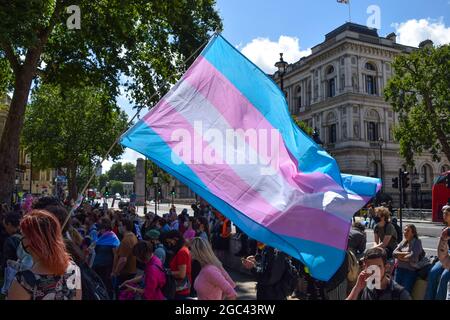 London, Großbritannien. August 2021. Demonstranten versammelten sich vor der Downing Street und forderten ein Ende der Diskriminierung der Trans-Gemeinschaft, eine bessere Unterstützung der Regierung gegen Hass und Verbesserungen der Wartezeiten im Bereich der Trans-Gesundheitsversorgung. Stockfoto