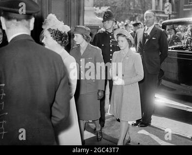 König Georg VI. UND KÖNIGIN Elisabeth, begleitet von den beiden Prinzessinnen, Prinzessin Elizabeth in Uniform und Prinzessin Margaret, die am Parlamentsgebäude ankommt. 17 Mai 1945 Stockfoto