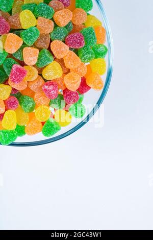 Bunte Gelee-Zucker-Bonbons in der Schale isoliert auf weißem Hintergrund mit Kopierraum. Leckere Marmeladen in der Schüssel. Stockfoto