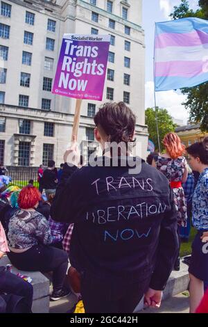 London, Großbritannien. August 2021. Demonstranten versammelten sich vor der Downing Street und forderten ein Ende der Diskriminierung der Trans-Gemeinschaft, eine bessere Unterstützung der Regierung gegen Hass und Verbesserungen der Wartezeiten im Bereich der Trans-Gesundheitsversorgung. Stockfoto