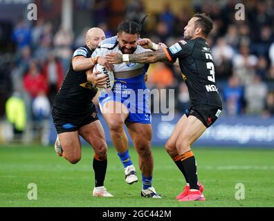 Konrad Hurrell von Leeds Rhinos (Mitte) wurde von Paul McShane von Castleford Tigers (links) und Gareth O'Brien (rechts) während des Betfred Super League-Spiels im Emerald Headingley Stadium in Leeds angegangen. Bilddatum: Freitag, 6. August 2021. Stockfoto