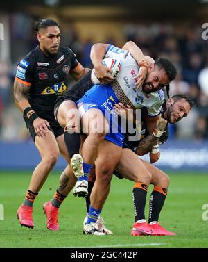 Konrad Hurrell von Leeds Rhinos (Mitte) wurde von Paul McShane von Castleford Tigers (links) und Gareth O'Brien (rechts) während des Betfred Super League-Spiels im Emerald Headingley Stadium in Leeds angegangen. Bilddatum: Freitag, 6. August 2021. Stockfoto