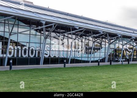 London Southend Airport, Essex, Großbritannien. August 2021. Die Billigfluggesellschaft Ryanair hat angekündigt, dass sie ab dem 1. November 2021 den Betrieb am Londoner Flughafen Southend einstellen wird, was einen großen Schlag für den Flughafen darstellt, der bereits easyJet und eine Reihe anderer kleinerer Fluggesellschaften verloren hat. Der Verlust von Ryanair wird den Flughafen verlassen, ohne Passagierflüge trotz der enormen Expansionsinvestitionen und des Terminalbaus. Es wird erwartet, dass einige Frachtflüge fortgesetzt werden. Stockfoto