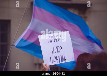 London, Großbritannien. August 2021. Demonstranten versammelten sich vor der Downing Street und forderten ein Ende der Diskriminierung der Trans-Gemeinschaft, eine bessere Unterstützung der Regierung gegen Hass und Verbesserungen der Wartezeiten im Bereich der Trans-Gesundheitsversorgung. Stockfoto