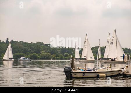 Wroxham, Norfolk Broads, Großbritannien – Juli 2021. Yeoman Segelboote Rennen während der jährlichen Segelregatta auf Wroxham Broad. Stockfoto