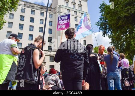 London, Großbritannien. August 2021. Demonstranten versammelten sich vor der Downing Street und forderten ein Ende der Diskriminierung der Trans-Gemeinschaft, eine bessere Unterstützung der Regierung gegen Hass und Verbesserungen der Wartezeiten im Bereich der Trans-Gesundheitsversorgung. Stockfoto