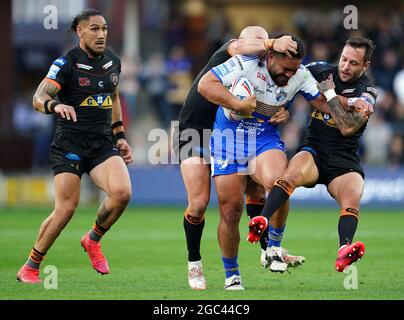 Konrad Hurrell von Leeds Rhinos (Mitte) wurde von Paul McShane von Castleford Tigers (links) und Gareth O'Brien (rechts) während des Betfred Super League-Spiels im Emerald Headingley Stadium in Leeds angegangen. Bilddatum: Freitag, 6. August 2021. Stockfoto