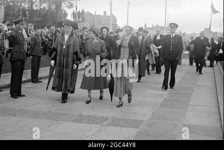 ERSTER BLICK - Prinzessin Elizabeth wirft ihren ersten Blick auf Plymouth, als sie in Begleitung des Oberbürgermeisters und der Bürgermeisterin ( Alderman und Frau Frank Leatherby ) die von ihrem Vater, dem König, eröffnete Royal Parade entlang geht. Die Prinzessin besuchte die Stadt zum ersten Mal, um ihre zweitägige Tour durch Devon und Cornwall zu beenden. Sie enthüllte einen Stein, der den Beginn der Restaurierungsarbeiten an der St. Andreas-Kirche markiert. 23. Oktober 1949 Stockfoto