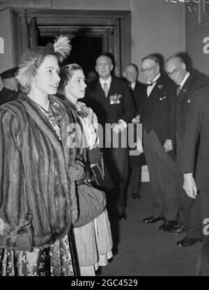 PRINZESSINNEN BEIM FESTIVAL DER ERINNERUNG 5. November 1949 der König und die Königin, Königin Mary Prinzessin Elizabeth und Prinzessin Margaret nahmen heute Abend am British Legion Festival of Remembrance in der Royal Albert Hall London Teil. Das Festival findet am Vorabend des Gedenksonntages zum Gedenken an die Gefallenen zweier Weltkriege statt und wird die Arbeit der Legionen unterstützen, die ehemalige Militärangehörige und Frauen und ihre Angehörigen zu entlasten. Bilder zeigen: Lächelnde Prinzessin Elizabeth (links) mit Prinzessin Margaret bei der Ankunft in der Royal Albert Hall heute Abend. Beide Prinzessinnen sind mit Fell gegen die kühle, feuchte Luft Londons beschichtet. Stockfoto