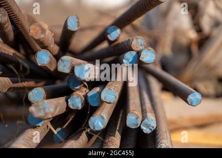 Verstärkte Stahlstäbe auf dem Hintergrund der Baustelle mit Kopierfläche. Metallsockel aus Stahlbetonwänden und Gebäuden. Stockfoto
