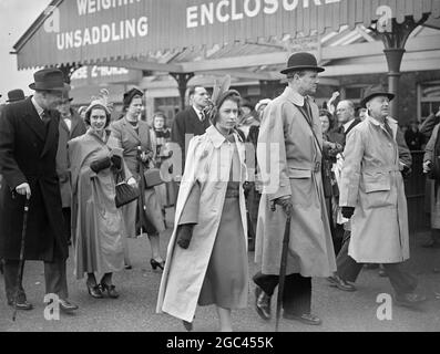 Prinzessin Elizabeth bei der Grand Sefton Hindernislauf bei Aintree . Prinzessin Margaret folgt dem 10. November 1949 Stockfoto