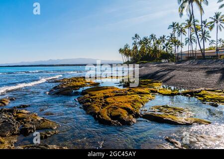 Gezeitentümpel und freiliegendes Lava Reef am Kiholo Bay Beach, Hawaii Island, Hawaii, USA Stockfoto