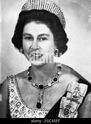 Ihre Majestät, Königin Elizabeth II trägt eine diamantene Tiara und ein Kleid aus weißem Satin, bestickt mit Perlen und Diamanten, abgebildet, als sie an einem Staatsbankett teilnahm, das zu ihrer Ehre im Regierungsgebäude in der Rideau Hall in Ottawa gegeben wurde. Die Königin saß an der Spitze eines Hufeisentischs mit 75 Gästen, darunter die meisten der Top-Leute ihres kanadischen Reiches. Oktober 1964 Stockfoto