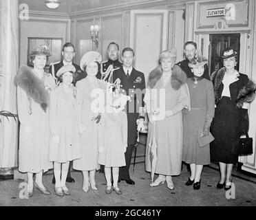 Der König und die Königin reisen nach Kanada. Foto zeigt die königliche Familie im Linienschiff Empress of Australia vor der Abreise des Königs und der Königin nach Kanada aus Portsmouth. Der König und die Königin sind mit den Prinzessinnen Elizabeth und Margaret, Queen Mary, Duke und Duchess of Gloucester, der Duke und Duchess of Kent, Princess Royal und Earl Harewood gesehen. Mai 1939 Stockfoto