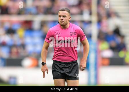 Wigan, Großbritannien. August 2021. Schiedsrichter Tom Grant in Aktion während des Spiels in Wigan, Vereinigtes Königreich am 8/6/2021. (Foto von Simon Whitehead/News Images/Sipa USA) Quelle: SIPA USA/Alamy Live News Stockfoto