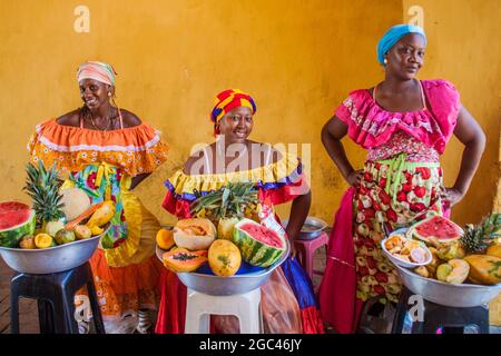 CARTAGENA DE INDIAS, KOLUMBIEN - 28. AUG 2015: Frauen in traditionellen Kostümen verkaufen Früchte im Zentrum von Cartagena. Stockfoto