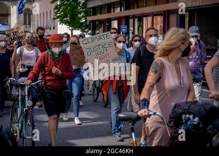 München, Deutschland. August 2021. Am 06.08.2021 fand in München, wie jeden Freitag, ein von FreitagsForFuture organisierter Klimaerreik statt. Wo lautstark mit über 200 Teilnehmern*innen für die Inhalation der 1, 5 Grad Ziele demontiert wurde. * am 6. August 2021 nahmen mehr als 200 Menschen an einer Demonstration für Klimagerechtigkeit und das 1.5-Grad-Ziel in München Teil. (Foto: Alexander Pohl/Sipa USA) Quelle: SIPA USA/Alamy Live News Quelle: SIPA USA/Alamy Live News Stockfoto