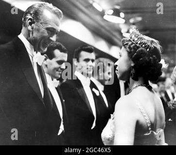 QUEEN ELIZABETH II CHATTEN MIT GARY COOPER LONDON 28. APRIL 1961 Stockfoto