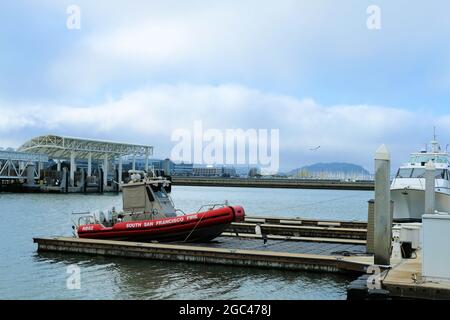 Das Feuerwehrboot der South San Francisco Feuerwehr dockte an der Oyster Point Marina in South San Francisco, San Mateo County, Kalifornien, an. Stockfoto