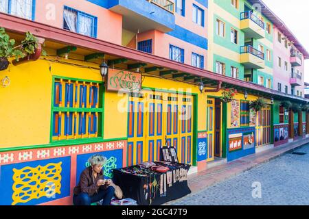 GUATAPE, KOLUMBIEN - 2. SEPTEMBER 2015: Bunt dekorierte Häuser im Dorf Guatape, Kolumbien Stockfoto