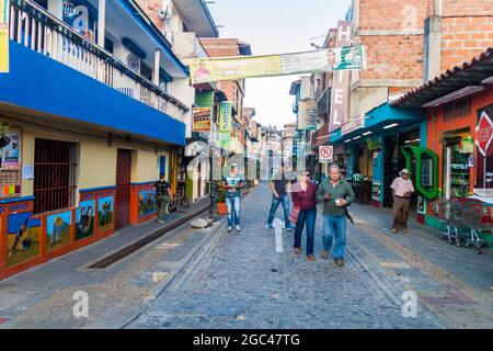 GUATAPE, KOLUMBIEN - 2. SEPTEMBER 2015: Bunt dekorierte Häuser im Dorf Guatape, Kolumbien Stockfoto