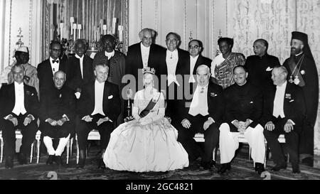 13. SEPTEMBER 1962 DIE PREMIERMINISTER UND FÜHRER DES COMMONWEALTH POSIEREN FÜR EIN FOTO BEI EINEM BANKETT VON KÖNIGIN ELIZABETH II. IM BUCKINGHAM PALACE IN LONDON, ENGLAND. Stockfoto