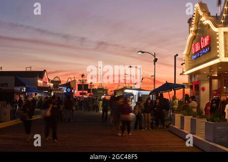 Sonnenuntergang am Santa Monica Pier in Santa Monica, Kalifornien Stockfoto