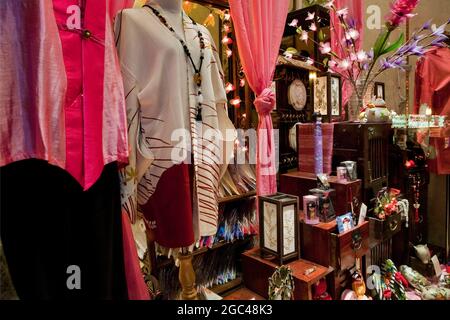 Chinatown Schaufenster bei Nacht in San Francisco, CA Stockfoto