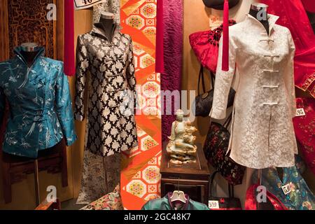 Chinatown Schaufenster bei Nacht in San Francisco, CA Stockfoto