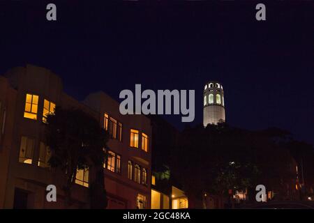 Coit Tower am Abend in San Francisco, CA Stockfoto