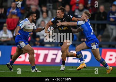 Leeds, Großbritannien. August 2021. Greg Eden (23) von Castleford Tigers wird am 8/6/2021 von Brad Dwyer (14) von Leeds Rhinos und Ash Handley (5) von Leeds Rhinos in Leeds, Großbritannien, angegangen. (Foto von Craig Thomas/News Images/Sipa USA) Quelle: SIPA USA/Alamy Live News Stockfoto