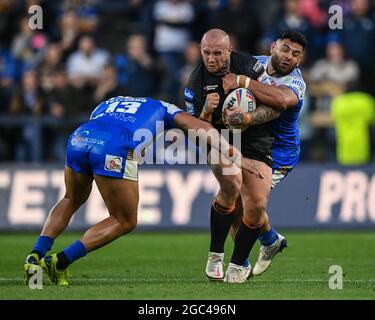 Leeds, Großbritannien. August 2021. Nathan Massey (14) von Castleford Tigers wird am 8/6/2021 von Zane Tetevano (13) von Leeds Rhinos und Rhyse Martin (12) von Leeds Rhinos in Leeds, Großbritannien, angegangen. (Foto von Craig Thomas/News Images/Sipa USA) Quelle: SIPA USA/Alamy Live News Stockfoto