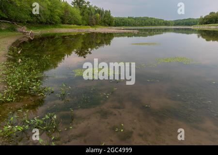 Ein malerischer Fluss an der Grenze der Vereinigten Staaten und Kanadas. Stockfoto