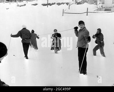 PRINZ CHARLES BEIM SKIFAHREN IN DER SCHWEIZ / ; 14. JANUAR 1963 Stockfoto