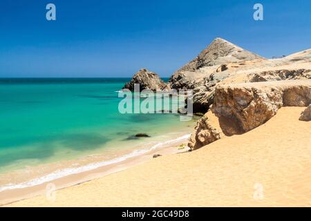 Küste der Halbinsel La Guajira in Kolumbien. Strand Playa del Pilon. Pilon de Azucar Hügel im Hintergrund. Stockfoto