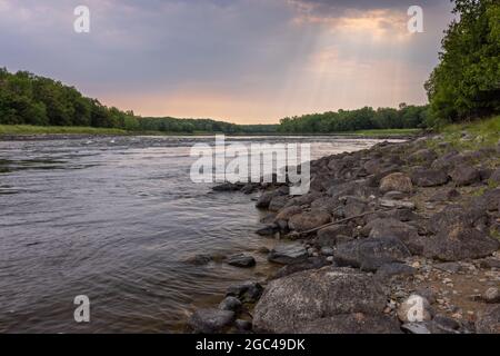 Ein malerischer Fluss an der Grenze der Vereinigten Staaten und Kanadas. Stockfoto