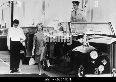 22. FEBRUAR 1963 KÖNIGIN ELIZABETH II. MIT PRINZ PHILIP, DER MIT EINEM OFFENEN ROLLS ROYCE IN DEN HAFEN MIT DER ROYAL YACHT IN ADELAIDE, AUSTRALIEN, ZURÜCKKEHRT. Stockfoto