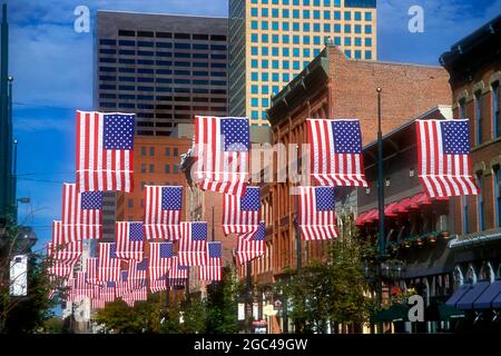 Amerikanische Flaggen fliegen am Larimer Square in Denver, Colorado, USA Stockfoto