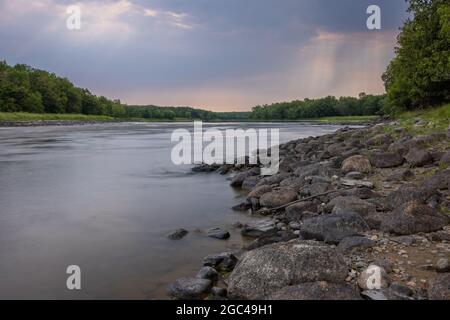 Ein malerischer Fluss an der Grenze der Vereinigten Staaten und Kanadas. Stockfoto