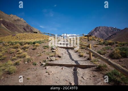 Wanderweg zum Aussichtspunkt des Aconcagua - höchster Gipfel der Anden im Nationalpark Parque Provincial Aconcagua, Mendoza Stockfoto