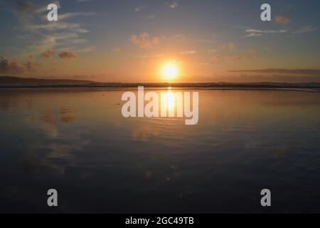 Cornwall, Großbritannien. August 2021. Sun ging am Freitag, 6. August 2021, über St Ives Bay, Cornwall, Großbritannien, unter Credit: Craig Cresswell/Alamy Live News Stockfoto