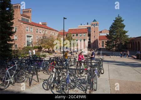 Studenten auf dem Campus, Fahrräder, Boulder Colorado H Stockfoto