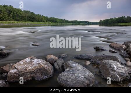 Eine malerische Flusslandschaft an der Grenze zwischen den Vereinigten Staaten und Kanada. Stockfoto