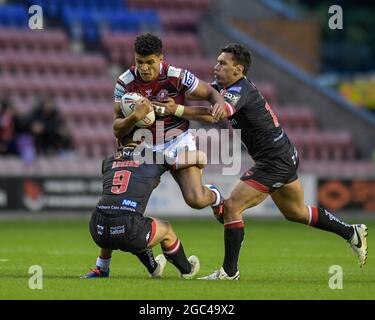 Wigan, Großbritannien. August 2021. Kai Pearce-Paul (27) von Wigan Warriors wird am 8/6/2021 von Andy Ackers (9) von Salford Red Devils und Elijah Taylor (13) von Salford Red Devils in Wigan, Großbritannien, angegangen. (Foto von Simon Whitehead/News Images/Sipa USA) Quelle: SIPA USA/Alamy Live News Stockfoto