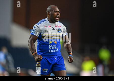 Leeds, Großbritannien. August 2021. Robert Lui (6) von Leeds Rhinos feiert Ash Handley (5) von Leeds Rhinos versuchen in Leeds, Vereinigtes Königreich am 8/6/2021. (Foto von Craig Thomas/News Images/Sipa USA) Quelle: SIPA USA/Alamy Live News Stockfoto