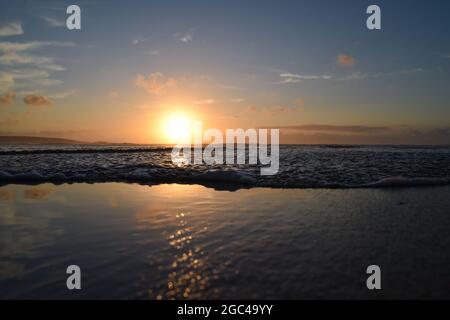 Cornwall, Großbritannien. August 2021. Sun ging am Freitag, 6. August 2021, über St Ives Bay, Cornwall, Großbritannien, unter Credit: Craig Cresswell/Alamy Live News Stockfoto