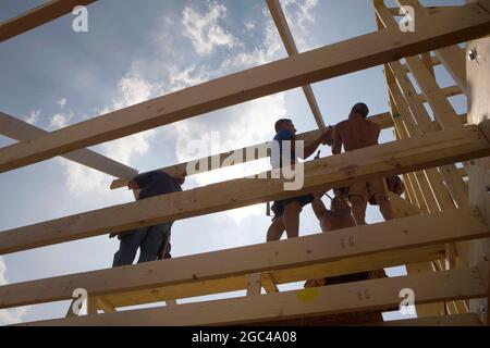 Zimmerleute arbeiten an einem neuen Zuhause in Indiana H Stockfoto