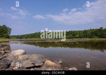 Ein malerischer Fluss an der Grenze der Vereinigten Staaten und Kanadas. Stockfoto